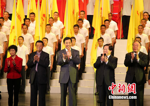 首届中华红歌会重庆启幕 3000余人比拼歌艺