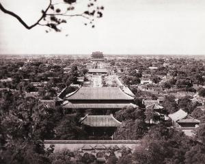 拍摄于20世纪30年代中后期的夏日,是从景山万春亭向北拍摄的。画面中远处高高的建筑是城市中轴线北端的鼓楼,鼓楼前面的单层建筑就是地安门。
