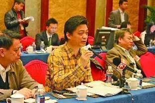 崔永元在分组讨论上发言。