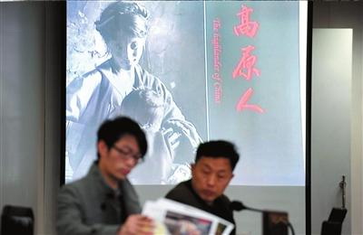 当庭展示涉案作品。本报记者欧阳晓菲摄